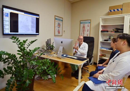 10��17�գ������L(zh��ng)����������(��һ)�������t(y��)���������g(sh��)��(j��ng)�(y��n)������ �z