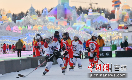 青少年在長(zhǎng)春冰雪新天地參加冰球運(yùn)動(dòng) (資料圖)張瑤/攝 青少年在長(zhǎng)春冰雪新天地參加冰球運(yùn)動(dòng) (資料圖)張瑤/攝