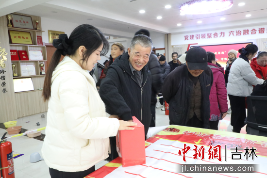 ���񅢼ӻ��(d��ng)�F(xi��n)���� ��ʯ��ί������/���D