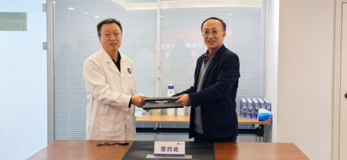 閆立安(右)代表學校與醫(yī)院相關負責人簽約 閆立安(右)代表學校與醫(yī)院相關負責人簽約