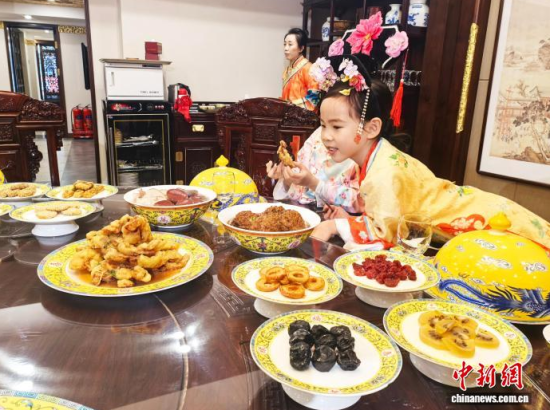 2��5��������ʡ�������������M����Сʳ��Ʒ�L���M��˴��롱����������ӛ�� ʯ���� �z