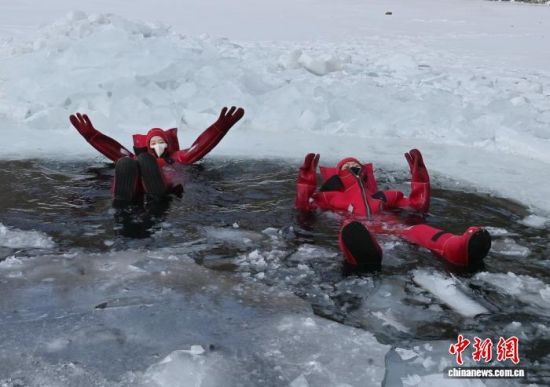 2��5�գ�����ʡ�L������һ헪��صı����Ŀ���������ο�ǰ���w򞡣�ڇ�������������c��������Ŀ�ļtɫ�����b������ȻƯ���ڱ���֮�������܄e�µı�ѩ��Ȥ�������� �z