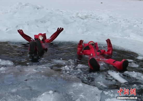 2��5�գ�����ʡ�L������һ헪��صı����Ŀ���������ο�ǰ���w����ڇ�(y��n)������У����c��������Ŀ�ļtɫ�����b������ȻƯ���ڱ���֮�������܄e�µı�ѩ��Ȥ�������� �z