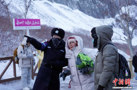 ���軨Ů�Ӿ���(w��)�(du��)���ڜ�Ȫ�V��(ch��ng)���ο�ָ�����[·�������w�� �z