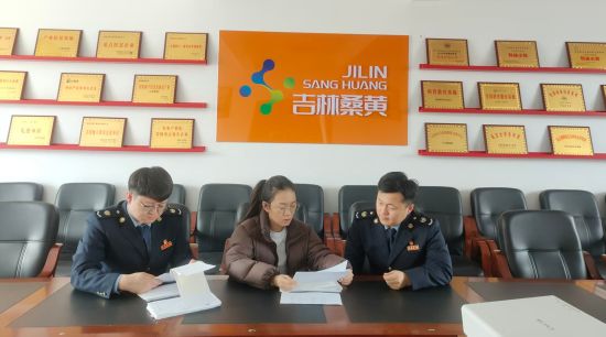 上門輔導(dǎo) 和龍市委宣傳部/供圖 上門輔導(dǎo) 和龍市委宣傳部/供圖