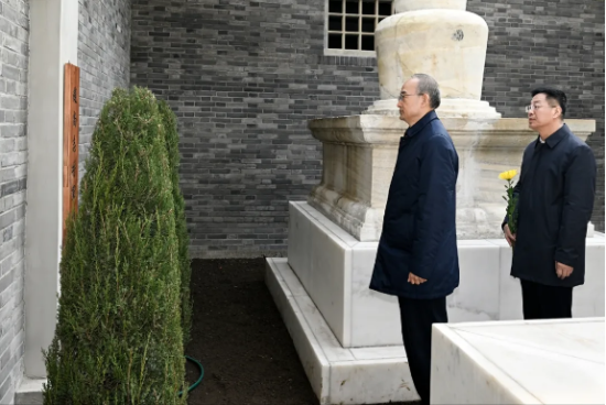 4��5����ʡί��(sh��)ӛ�S��(qi��ng)���w��־��܊�o(j��)���^����Ӣ�ң�׷˼����Ӣ�۲��๦������?y��n)�����?d��)���������ź͇�(gu��)�Ҹ���(qi��ng)��Ӣ�«I(xi��n)���ĸ��������¾���